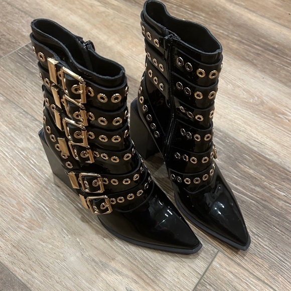 Jeffrey Campbell Black leather patent ankle boots with gold buckles. Size 5.5 - Picture 6 of 9